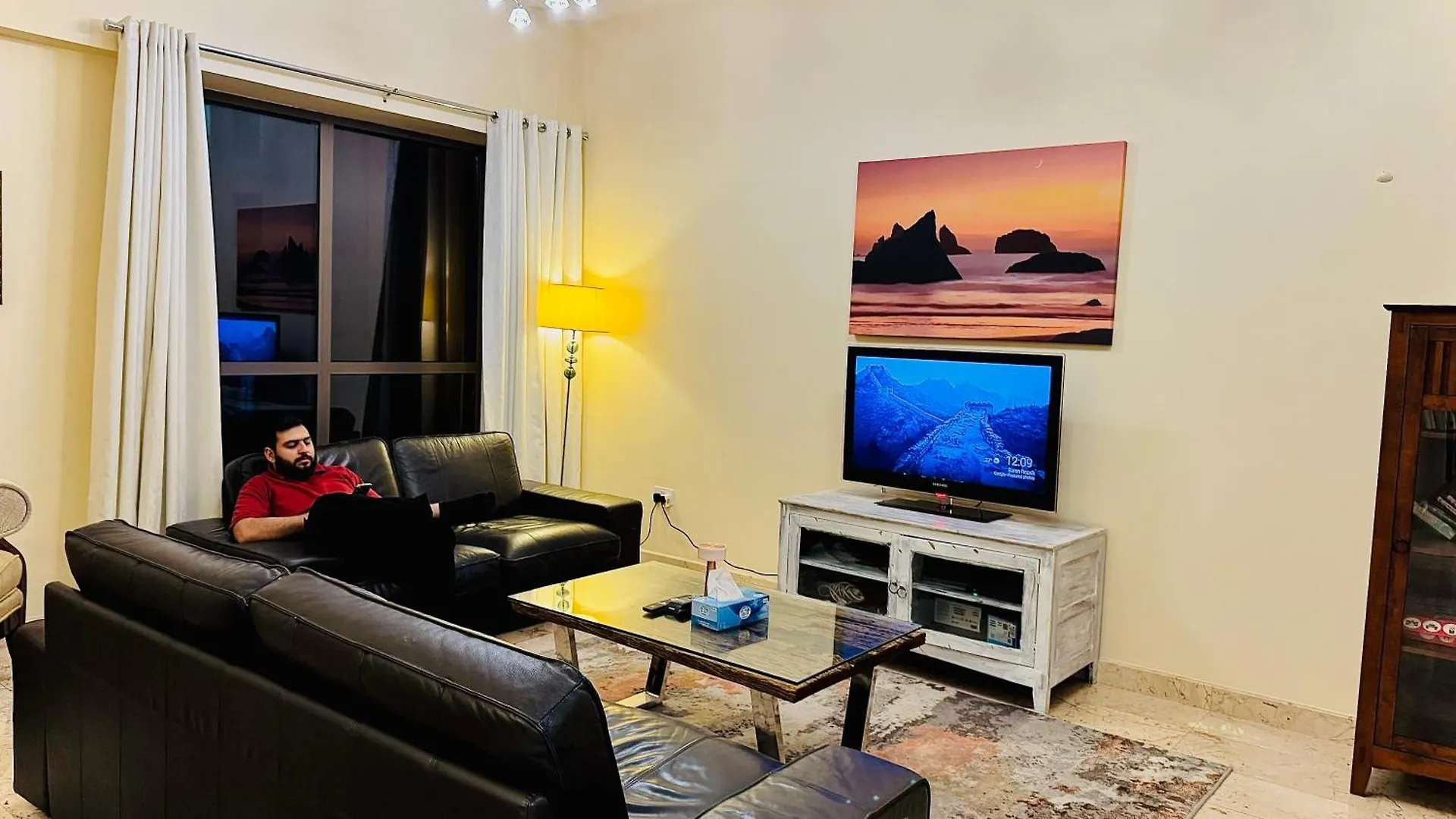 Executive Two Bedroom Apartment Facing Dubai Marina Mall